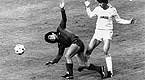 Protagonista de excepcin. Maradona, presionado por un rival, en el derbi disputado contra el Madrid el 31 de marzo de 1983.  