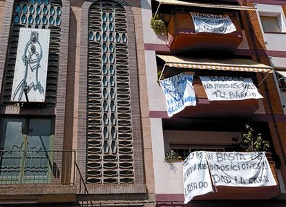 Pancartas de los vecinos de Pla d'en Boet contra la instalación de un centro de menores, ayer, en Mataró.