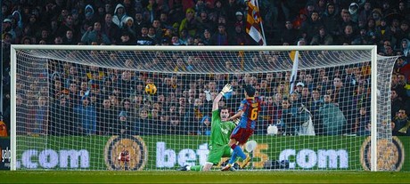 Xavi levanta el balón por encima de Casillas en el primer gol, ayer en el Camp Nou.