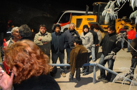 Familiares y compañeros de los mineros atrapados esperan noticias suyas fuera del yacimiento, ayer en Copiapó (Chile).