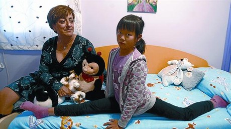 Lucila Royuela y su hija, Lian Zhen, en su domicilio de Madrid.