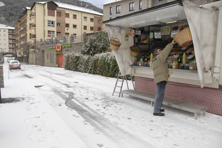 La nieve sorprende a los comerciantes en el mercado semanal de Sort.