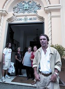 José María Aznar, ayer, frente al Casino Militar de Melilla.