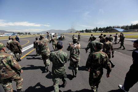 Policías ecuatorianos ocupan la pista del aeropuerto Mariscal Sucre, que ha tenido que ser cerrado, hoy en Quito.