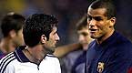 Excompaeros. Rivaldo y Figo se saludan en el terreno de juego. Compartieron vestuario y desde el 2000 fueron rivales. 21 de octubre del 2000.