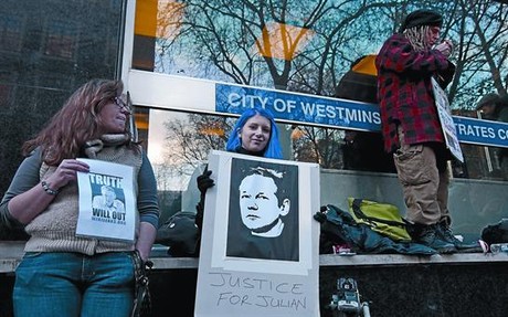 Seguidores de Assange, en el exterior del tribunal de Westminster.