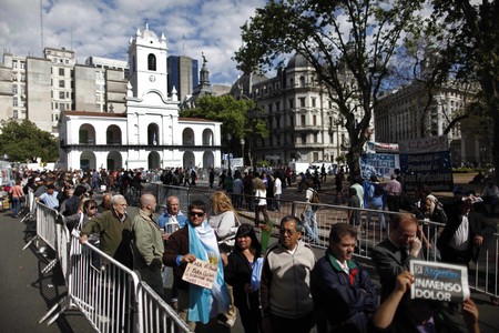 Ciudadanos argentinos hacen cola para acceder a la capilla ardiente
 de Néstor Kirchner, instalada en la Casa Rosada, hoy, en Buenos Aires.