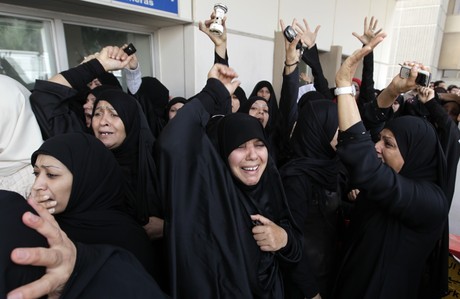 Un grupo de mujeres bahreinís gritan consignas contra el régimen, este jueves, en Manama. 