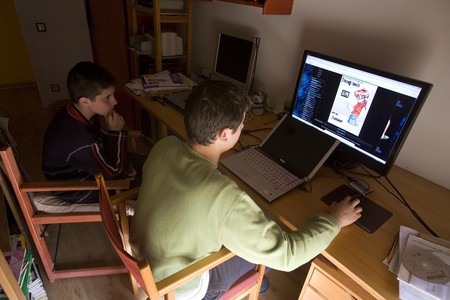 Dos niños navegan por internet.