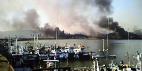 Columnas de humo en la isla de Yeongpyeong, en Corea del Sur, atacada hoy por el Ejército de Corea del Norte.