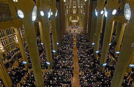 Pantallas y focos 8 La Sagrada Família, ejemplo de basílica del siglo XXI, repleta de fieles, ayer,