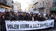 La marcha, que ha estado encabezada por representantes de las oenegés organizadoras, se ha manifestado bajp el lema 'Volem viure a Salt en pau i bé' .
