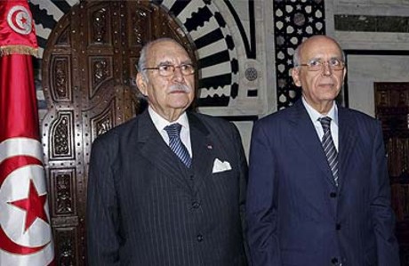 El presidente interino de Túnez, Fued Mebaza (izquierda), y el primer ministro Mohamed Ganuchi.
