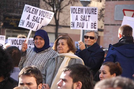 La protesta de los vecinos de Salt ha transcurrido de manera respetuosa y cívica.