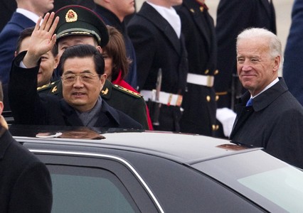 El presidente chino, Hu Jintao, acompañado por el vicepresidente de EEUU, Joe Biden, saluda a su llegada a Washington, el martes. 