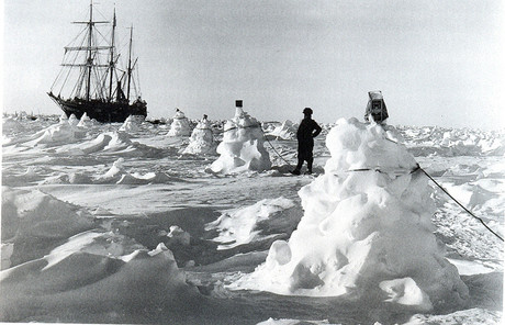 Los expedicionarios de Shackleton se servían de cuerdas atadas a montículos de hielo para guiarse en las tormentas, según muestran las fotografías de la expedición.
