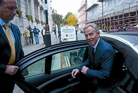 Tony Blair, ayer, después de una entrevista en una televisión de Londres.