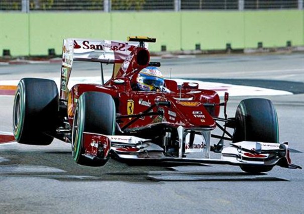 El monoplaza de Alonso se separa del asfalto a la salida de la chicane del circuito de Singapur, ayer. AP / Wong Maye-E