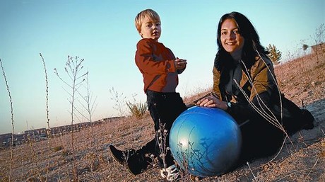 Laura Santonio posa junto a su hijo Marcos, de dos años y medio.