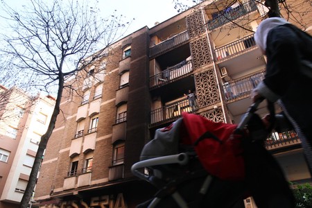 Un edificio de la calle de Àngel Guimerà de Salt, chamuscado a raíz del incendio de un coche y siete motos.