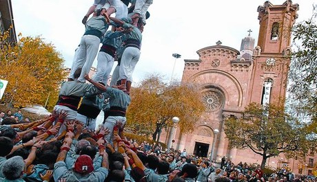 Actuación 'castellera' en la plaza de Orfila, en la fiesta mayor de Sant Andreu. Este año se realizará el domingo 28 a la una de la tarde.