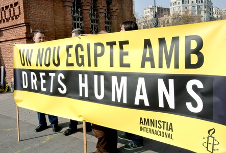 Miembros de Amnistía Internacional, este sábado en el Arc de Triomf de Barcelona, durante la manifestación en apoyo del pueblo egipcio. 