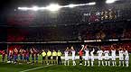 Ambiente de gala. Los jugadores del Bara y del Real Madrid saludan a los asistentes al Camp Nou, que los reciben con un mosaico. 23 de diciembre del 2007. 