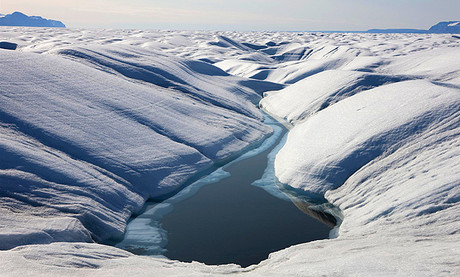 Un lago en el glaciar Petermann, origen de la grieta que causa la separación de la masa de hielo del continente de Groenlandia.