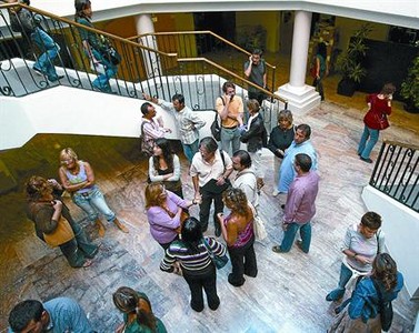 Un grupo de familias adoptantes conversan en la sede la Conselleria d'Acció Social, en septiembre del 2006.