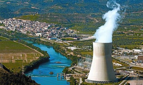 Panorámica del municipio de Ascó con la central nuclear en primer término.