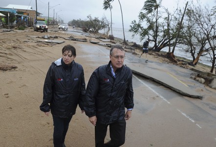 La primera ministra del estado de Queensland, Anna Bligh y el ministro del Tesoro, Wayne Swan, visitan una localidad afectada por el paso del ciclón Yasi, en Cardwell (Australia).