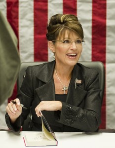 Sarah Palin firma copias de su libro 'America bu heart', en Little Rock (Arkansas), el pasado 30 de noviembre.