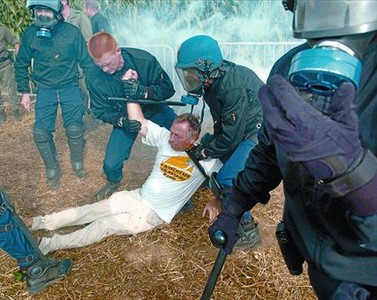 José Bové, activista de Les Faucheurs Volontaires, es desalojado   por la policía en una protesta en el sur de Francia.