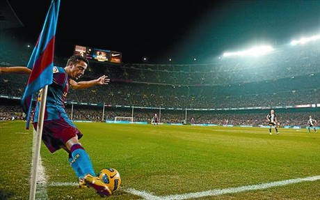 Xavi ejecuta un saque de esquina, ayer en el Camp Nou.