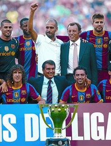 Guardiola, Rosell y Laporta junto a la plantilla con el título de Liga.
