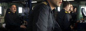 La tripulacin del 'Hesprides', durante la Expedicin Malaspina 2010. La equipo de trabajo del Hesprides est formada por 10 oficiales, 10 suboficiales y 35 cabos y marineros. Adems, puede alojar hasta 37 cientficos y tcnicos.