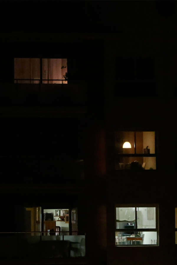 imagen exterior de las ventanas de un edificio en medio de la oscuridad