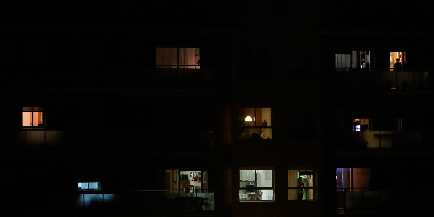 imagen exterior de las ventanas de un edificio en medio de la oscuridad