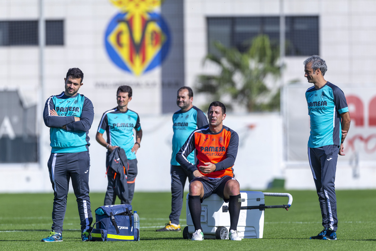 Rodrigo Herrero, el primero por la derecha, junto al resto de equipo médico del Villarreal