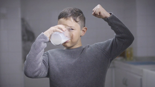 imagen del vídeo donde aparece un niño bebiendo un vaso de leche