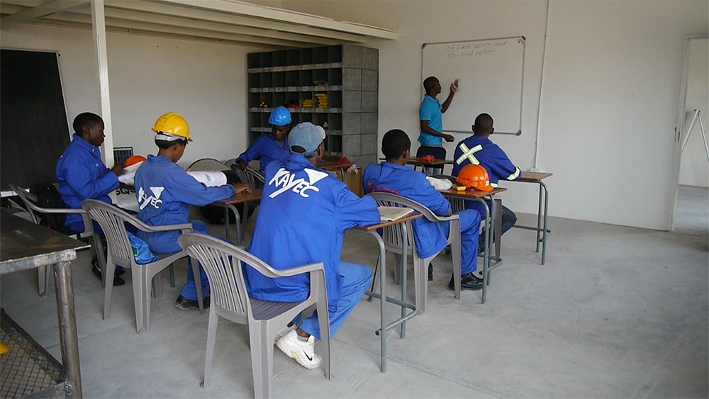 ¿Quieres ver como la organización Kayec capacita a los jóvenes namibios en la instalación de sistemas solares?