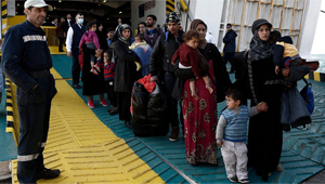 Refugiados llega a Lesbos en un barco