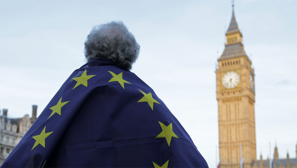 Un hombre se cubre con una bandera europea el pasado marzo, en Londres.