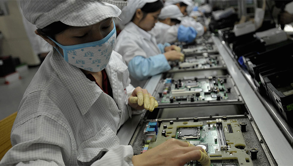 Trabajadores de Foxconn en  China, en una fábrica de componentes electrónicos.