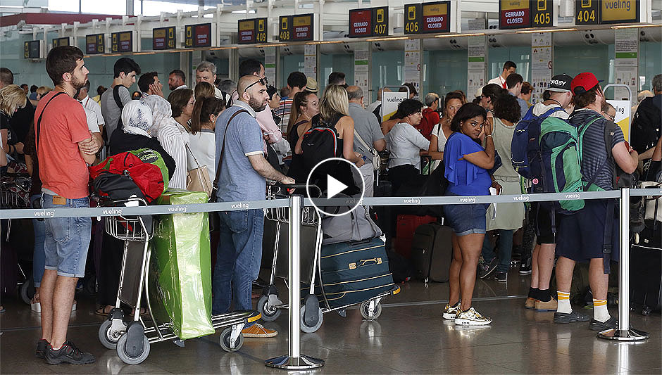 Problemas en la zona de facturación de Vueling en el aeropuerto del Prat, el pasado julio.