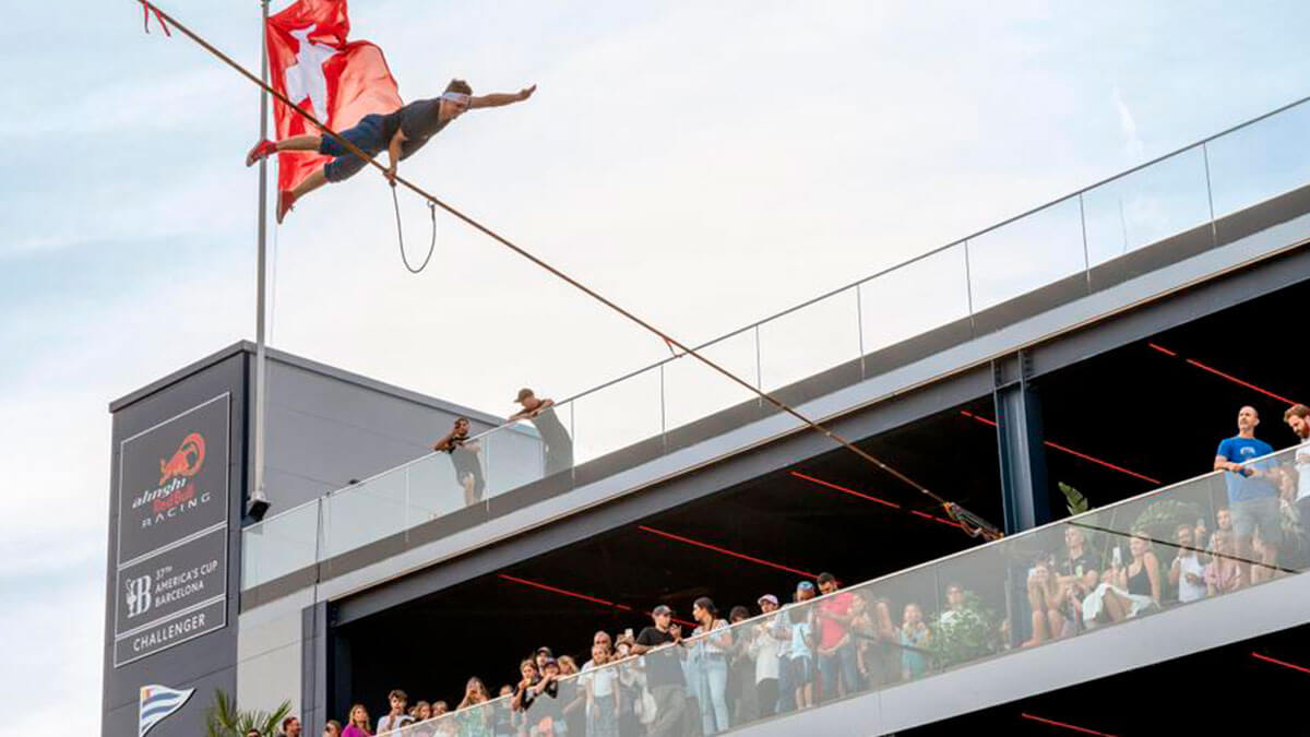 El equipo suizo estrena su base del Port Vell saltando desde el barco de la Copa América de vela