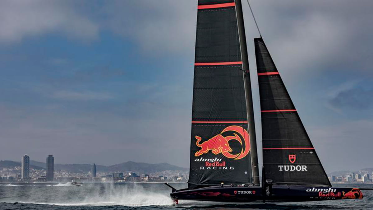 El Alinghi Red Bull Racing de la Copa América entrena en Barcelona / FERRAN NADEU
