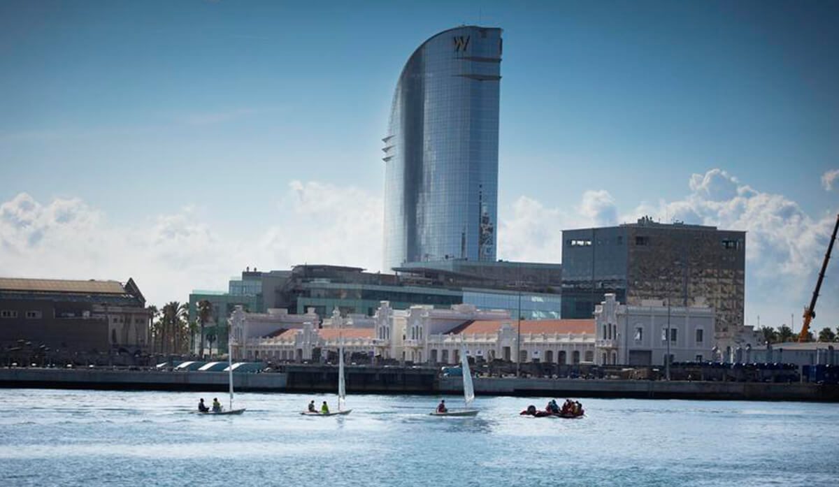 Barcelona culmina la recuperación del Rompeolas con una rambla y el edificio Mirador