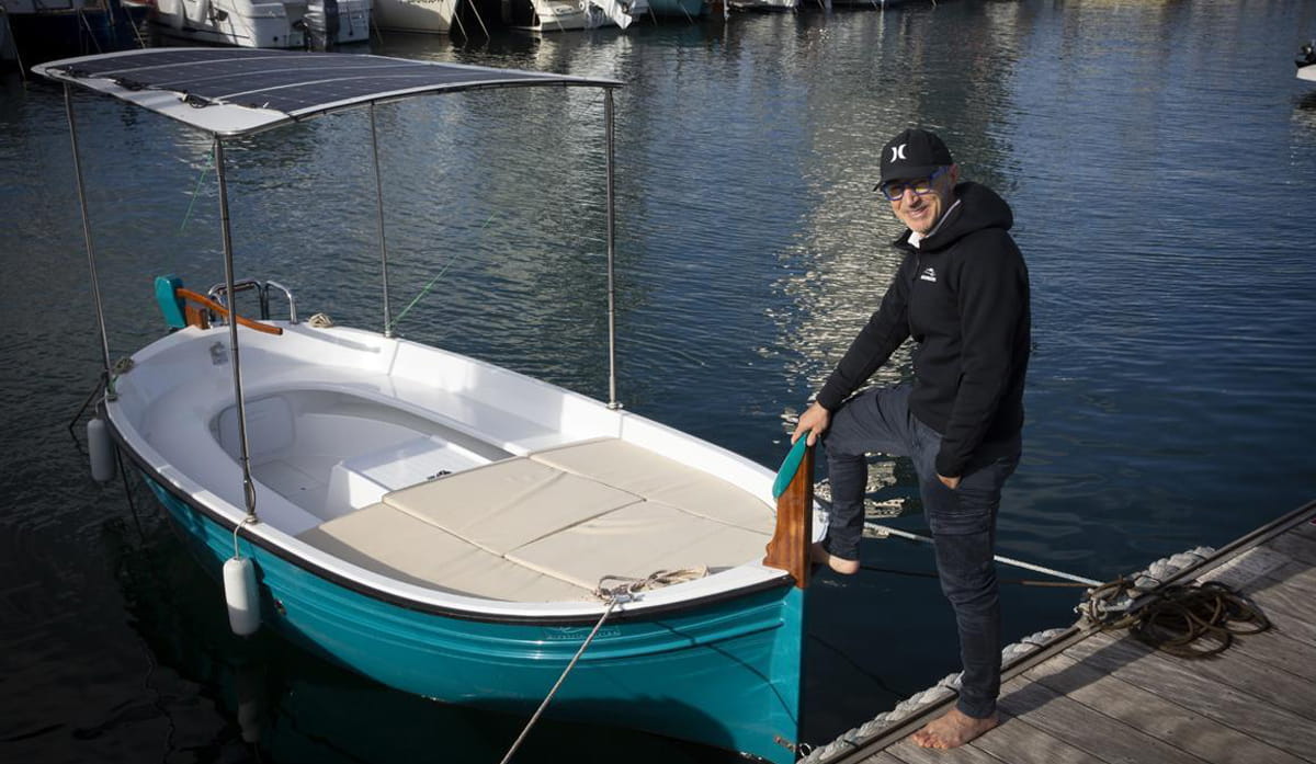 Una 'startup' y un astillero crean en Barcelona una barca propulsada solo por energía solar