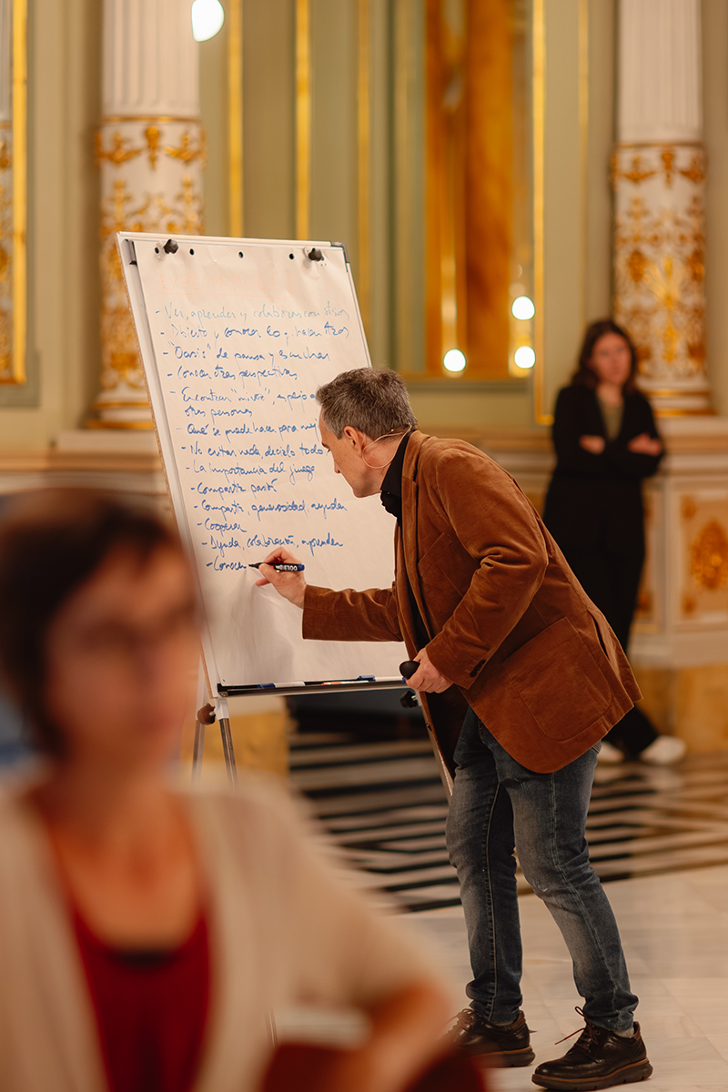 Més de 20 representants d’entitats referents del sector musical es van reunir al Saló dels Miralls del Gran Teatre del Liceu.